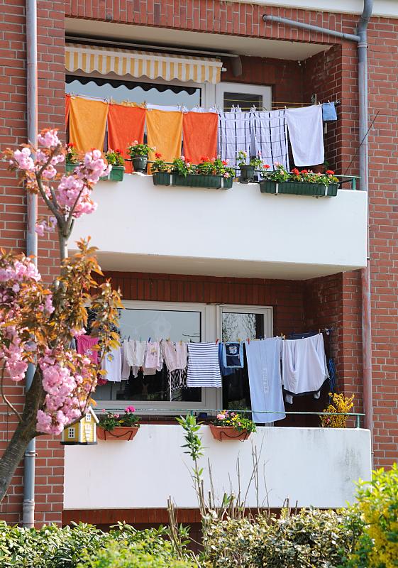 850_2854 Balkons mit Wäscheleinen zum Trocknen in Hamburg Cranz. | Wäsche auf der Leine - große Wäsche trocknen im Freien.